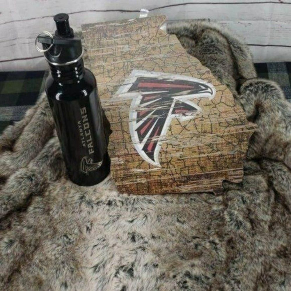 Atlanta Falcons Football Collectible Set of Water Bottle & Wall Decor